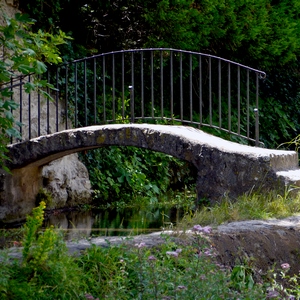Pont en pierre avec garde-corps en métal sur une petite rivière entourée de végétation - France  - collection de photos clin d'oeil, catégorie paysages